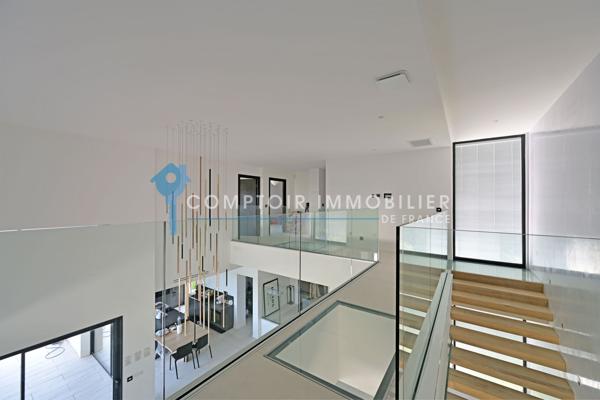 Villa
                                                                                                                                                                                                                                                                                                                        6 pièce(s)                                                                                                                                                                                                          5 chambre(s)                                                                                                                                                                                                          230  m²