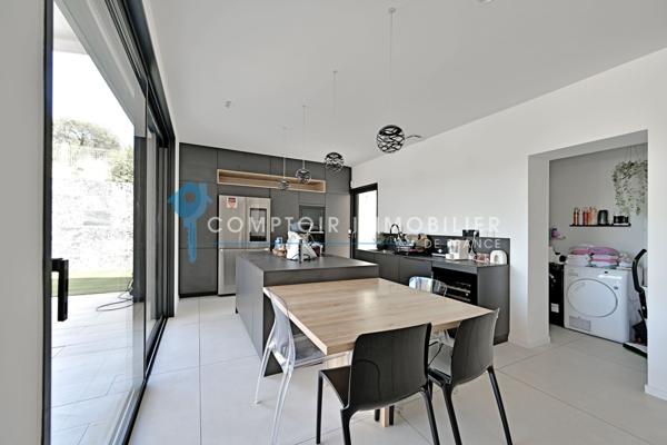 Villa
                                                                                                                                                                                                                                                                                                                        6 pièce(s)                                                                                                                                                                                                          5 chambre(s)                                                                                                                                                                                                          230  m²