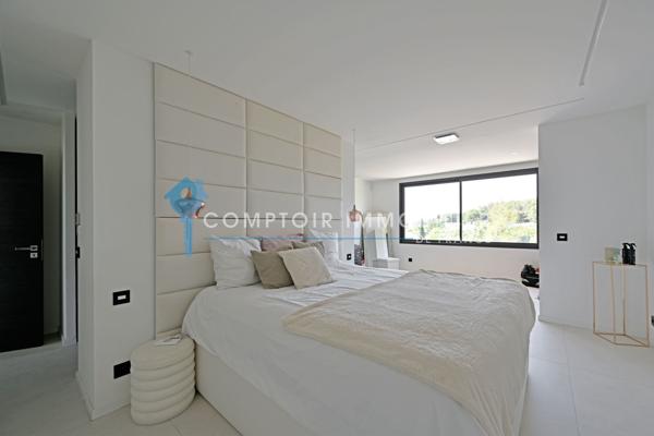 Villa
                                                                                                                                                                                                                                                                                                                        6 pièce(s)                                                                                                                                                                                                          5 chambre(s)                                                                                                                                                                                                          230  m²