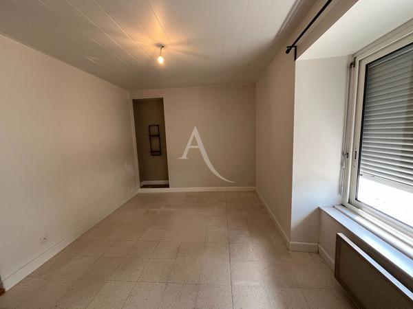 Immeuble de 2 appartements + 1 grange