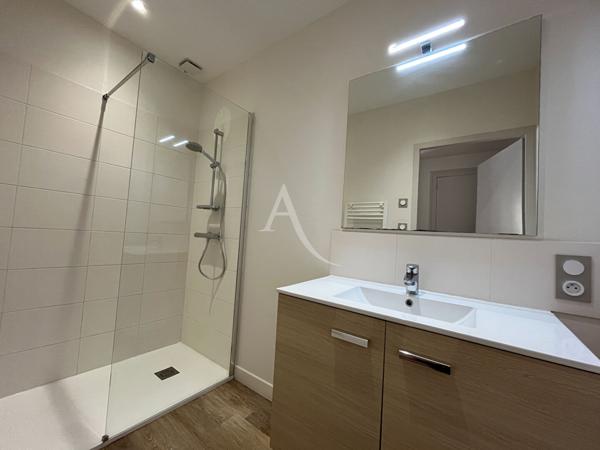 Immeuble de 2 appartements + 1 grange