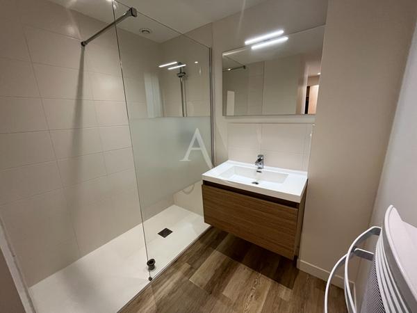 Immeuble de 2 appartements + 1 grange