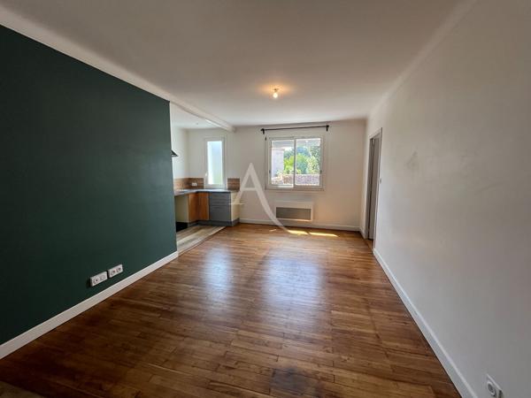 Immeuble de 2 appartements + 1 grange