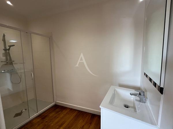 Immeuble de 2 appartements + 1 grange