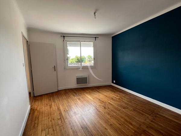 Immeuble de 2 appartements + 1 grange