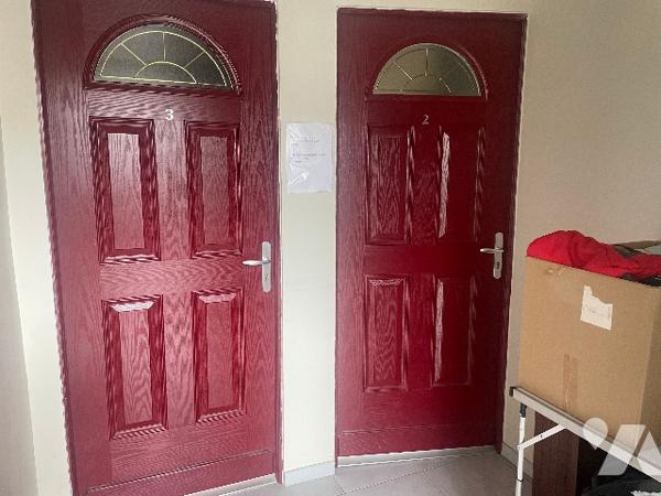 Immeuble composé de 3 appartements, dont 1 loué et les 2 autres à finir de rénover.