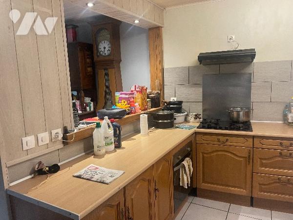 Immeuble composé de 3 appartements, dont 1 loué et les 2 autres à finir de rénover.