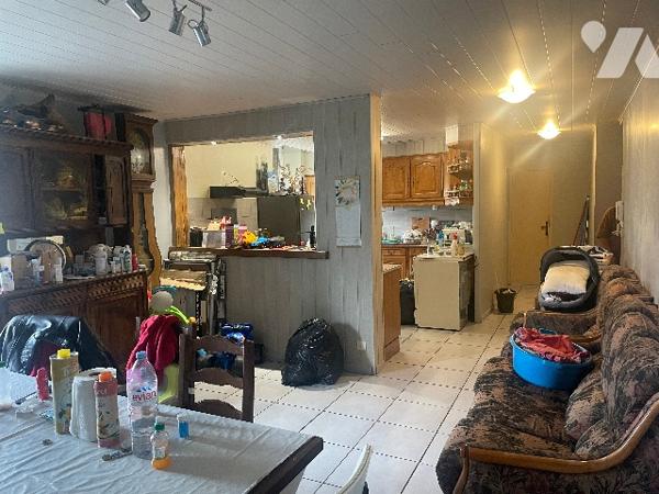 Immeuble composé de 3 appartements, dont 1 loué et les 2 autres à finir de rénover.
