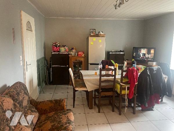 Immeuble composé de 3 appartements, dont 1 loué et les 2 autres à finir de rénover.