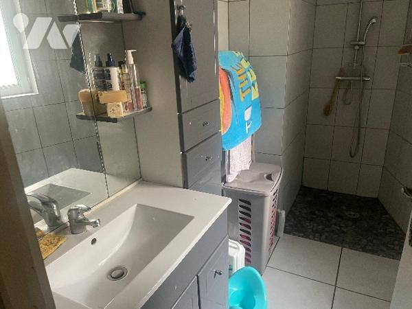 Immeuble composé de 3 appartements, dont 1 loué et les 2 autres à finir de rénover.