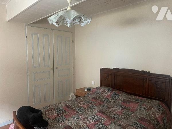 Immeuble composé de 3 appartements, dont 1 loué et les 2 autres à finir de rénover.