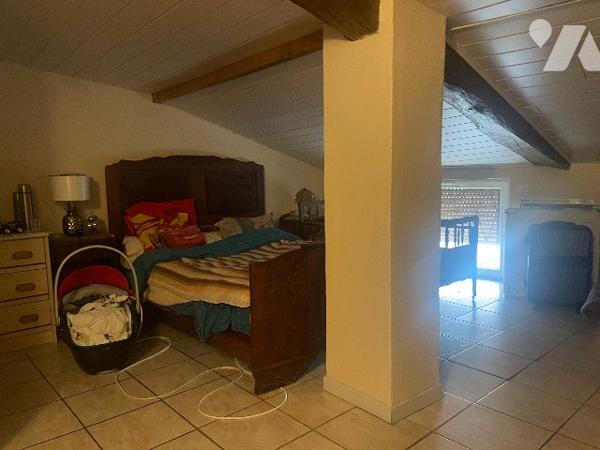 Immeuble composé de 3 appartements, dont 1 loué et les 2 autres à finir de rénover.