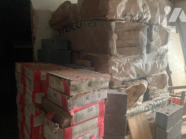 Immeuble composé de 3 appartements, dont 1 loué et les 2 autres à finir de rénover.