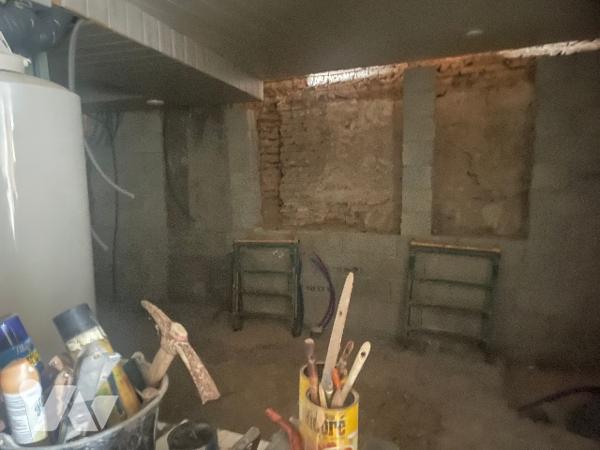 Immeuble composé de 3 appartements, dont 1 loué et les 2 autres à finir de rénover.