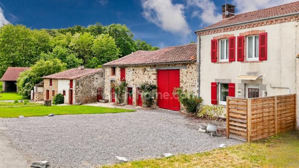 Propriété de Charme - 108 m² - 6 pièces - 4 Chambres - Piscine - Granges et Dépendances - Terrain 7 744 m² - MAGNAC LAVAL (87)