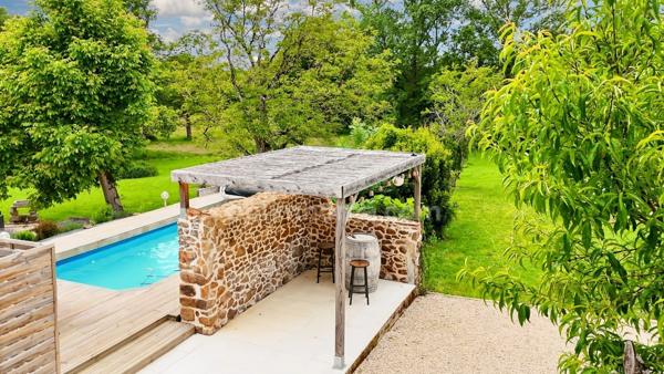 Propriété de Charme - 108 m² - 6 pièces - 4 Chambres - Piscine - Granges et Dépendances - Terrain 7 744 m² - MAGNAC LAVAL (87)