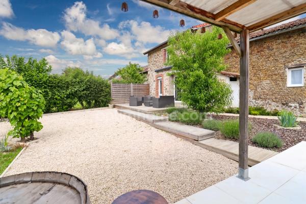 Propriété de Charme - 108 m² - 6 pièces - 4 Chambres - Piscine - Granges et Dépendances - Terrain 7 744 m² - MAGNAC LAVAL (87)