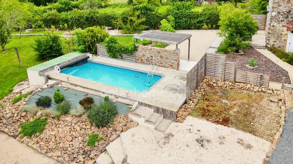 Propriété de Charme - 108 m² - 6 pièces - 4 Chambres - Piscine - Granges et Dépendances - Terrain 7 744 m² - MAGNAC LAVAL (87)