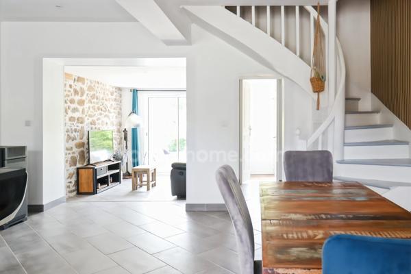 Propriété de Charme - 108 m² - 6 pièces - 4 Chambres - Piscine - Granges et Dépendances - Terrain 7 744 m² - MAGNAC LAVAL (87)