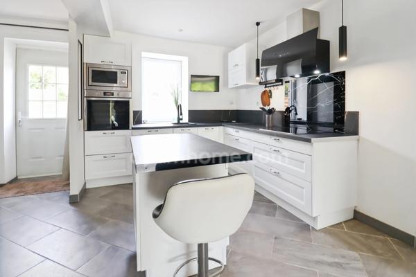 Propriété de Charme - 108 m² - 6 pièces - 4 Chambres - Piscine - Granges et Dépendances - Terrain 7 744 m² - MAGNAC LAVAL (87)