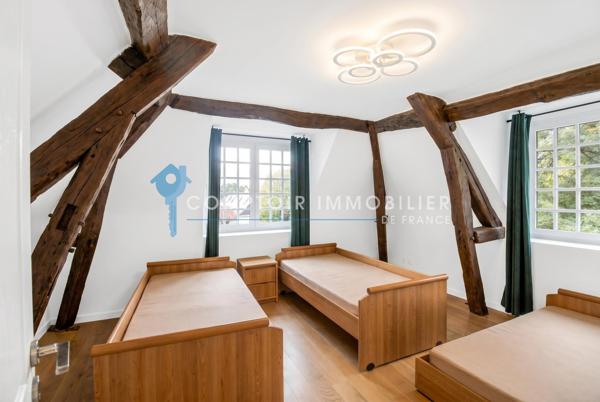 Propriete
                                                                                                                                                                                                                                                                                                                        10 pièce(s)                                                                                                                                                                                                          6 chambre(s)                                                                                                                                                                                                          227  m²