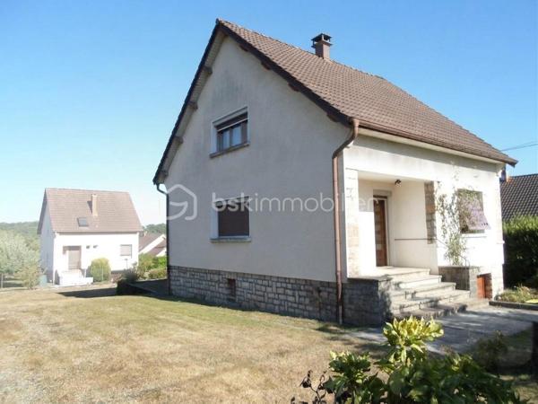 BART, Dans un cadre calme sur les hauteurs de ce village très prisé à 5 mn de Montbéliard, avec toute commodités et transports, 

Maison individuelle type T5, comprenant sur env. 90 m² habitables :

En Rez de chaussée : Entrée, cuisine indépendante, lumineux salon-séjour, salle de bains, wc séparés.
A l'étage : 3 chambres, et un grenier transformable en dressing ou pièce d'eau.
Un sous-sol complet semi-enterré avec buanderie, cave, et garage.

Le tout sur un vaste terrain plat et totalement clos de 669 m², piscinable, idéal pour vous journées et soirées d'été !

Maison très saine, double-vitrage, étage sur dalle, chaudière récente … Prévoir tout de même quelques travaux de rafraichissement et/ou rénovation.

123 000 €. A visiter sans tarder !