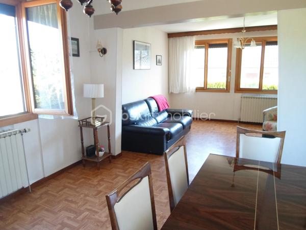 BART, Dans un cadre calme sur les hauteurs de ce village très prisé à 5 mn de Montbéliard, avec toute commodités et transports, 

Maison individuelle type T5, comprenant sur env. 90 m² habitables :

En Rez de chaussée : Entrée, cuisine indépendante, lumineux salon-séjour, salle de bains, wc séparés.
A l'étage : 3 chambres, et un grenier transformable en dressing ou pièce d'eau.
Un sous-sol complet semi-enterré avec buanderie, cave, et garage.

Le tout sur un vaste terrain plat et totalement clos de 669 m², piscinable, idéal pour vous journées et soirées d'été !

Maison très saine, double-vitrage, étage sur dalle, chaudière récente … Prévoir tout de même quelques travaux de rafraichissement et/ou rénovation.

123 000 €. A visiter sans tarder !