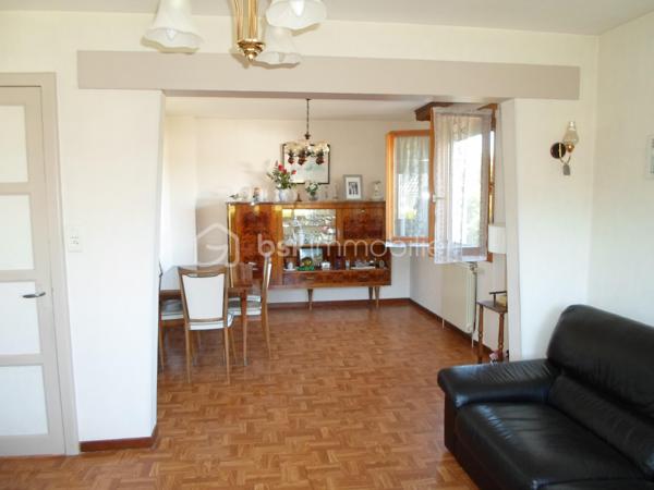 BART, Dans un cadre calme sur les hauteurs de ce village très prisé à 5 mn de Montbéliard, avec toute commodités et transports, 

Maison individuelle type T5, comprenant sur env. 90 m² habitables :

En Rez de chaussée : Entrée, cuisine indépendante, lumineux salon-séjour, salle de bains, wc séparés.
A l'étage : 3 chambres, et un grenier transformable en dressing ou pièce d'eau.
Un sous-sol complet semi-enterré avec buanderie, cave, et garage.

Le tout sur un vaste terrain plat et totalement clos de 669 m², piscinable, idéal pour vous journées et soirées d'été !

Maison très saine, double-vitrage, étage sur dalle, chaudière récente … Prévoir tout de même quelques travaux de rafraichissement et/ou rénovation.

123 000 €. A visiter sans tarder !
