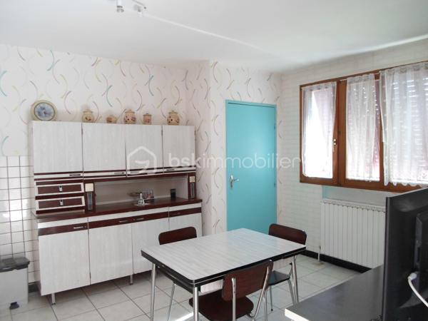 BART, Dans un cadre calme sur les hauteurs de ce village très prisé à 5 mn de Montbéliard, avec toute commodités et transports, 

Maison individuelle type T5, comprenant sur env. 90 m² habitables :

En Rez de chaussée : Entrée, cuisine indépendante, lumineux salon-séjour, salle de bains, wc séparés.
A l'étage : 3 chambres, et un grenier transformable en dressing ou pièce d'eau.
Un sous-sol complet semi-enterré avec buanderie, cave, et garage.

Le tout sur un vaste terrain plat et totalement clos de 669 m², piscinable, idéal pour vous journées et soirées d'été !

Maison très saine, double-vitrage, étage sur dalle, chaudière récente … Prévoir tout de même quelques travaux de rafraichissement et/ou rénovation.

123 000 €. A visiter sans tarder !