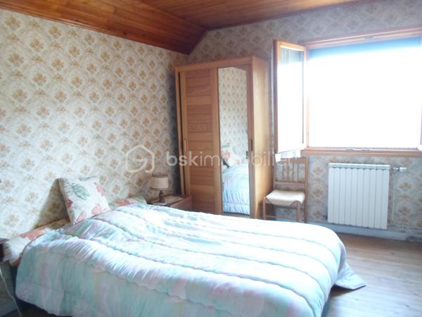 BART, Dans un cadre calme sur les hauteurs de ce village très prisé à 5 mn de Montbéliard, avec toute commodités et transports, 

Maison individuelle type T5, comprenant sur env. 90 m² habitables :

En Rez de chaussée : Entrée, cuisine indépendante, lumineux salon-séjour, salle de bains, wc séparés.
A l'étage : 3 chambres, et un grenier transformable en dressing ou pièce d'eau.
Un sous-sol complet semi-enterré avec buanderie, cave, et garage.

Le tout sur un vaste terrain plat et totalement clos de 669 m², piscinable, idéal pour vous journées et soirées d'été !

Maison très saine, double-vitrage, étage sur dalle, chaudière récente … Prévoir tout de même quelques travaux de rafraichissement et/ou rénovation.

123 000 €. A visiter sans tarder !