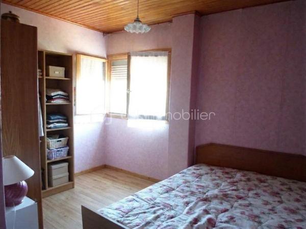 BART, Dans un cadre calme sur les hauteurs de ce village très prisé à 5 mn de Montbéliard, avec toute commodités et transports, 

Maison individuelle type T5, comprenant sur env. 90 m² habitables :

En Rez de chaussée : Entrée, cuisine indépendante, lumineux salon-séjour, salle de bains, wc séparés.
A l'étage : 3 chambres, et un grenier transformable en dressing ou pièce d'eau.
Un sous-sol complet semi-enterré avec buanderie, cave, et garage.

Le tout sur un vaste terrain plat et totalement clos de 669 m², piscinable, idéal pour vous journées et soirées d'été !

Maison très saine, double-vitrage, étage sur dalle, chaudière récente … Prévoir tout de même quelques travaux de rafraichissement et/ou rénovation.

123 000 €. A visiter sans tarder !