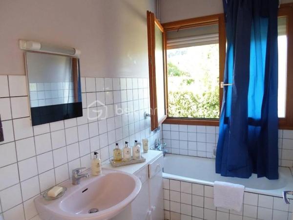 BART, Dans un cadre calme sur les hauteurs de ce village très prisé à 5 mn de Montbéliard, avec toute commodités et transports, 

Maison individuelle type T5, comprenant sur env. 90 m² habitables :

En Rez de chaussée : Entrée, cuisine indépendante, lumineux salon-séjour, salle de bains, wc séparés.
A l'étage : 3 chambres, et un grenier transformable en dressing ou pièce d'eau.
Un sous-sol complet semi-enterré avec buanderie, cave, et garage.

Le tout sur un vaste terrain plat et totalement clos de 669 m², piscinable, idéal pour vous journées et soirées d'été !

Maison très saine, double-vitrage, étage sur dalle, chaudière récente … Prévoir tout de même quelques travaux de rafraichissement et/ou rénovation.

123 000 €. A visiter sans tarder !