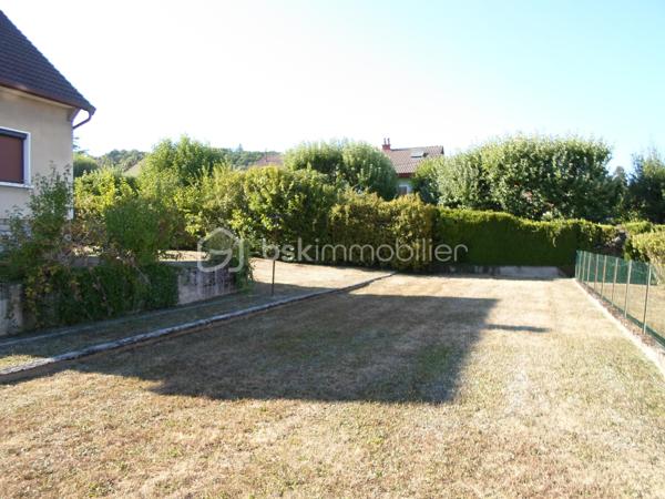 BART, Dans un cadre calme sur les hauteurs de ce village très prisé à 5 mn de Montbéliard, avec toute commodités et transports, 

Maison individuelle type T5, comprenant sur env. 90 m² habitables :

En Rez de chaussée : Entrée, cuisine indépendante, lumineux salon-séjour, salle de bains, wc séparés.
A l'étage : 3 chambres, et un grenier transformable en dressing ou pièce d'eau.
Un sous-sol complet semi-enterré avec buanderie, cave, et garage.

Le tout sur un vaste terrain plat et totalement clos de 669 m², piscinable, idéal pour vous journées et soirées d'été !

Maison très saine, double-vitrage, étage sur dalle, chaudière récente … Prévoir tout de même quelques travaux de rafraichissement et/ou rénovation.

123 000 €. A visiter sans tarder !