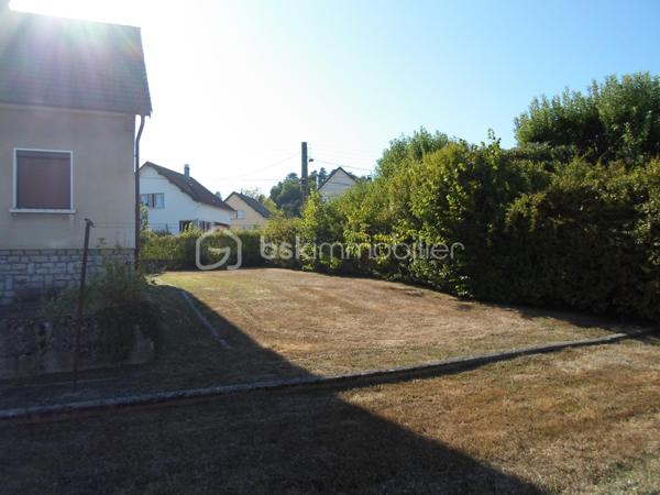 BART, Dans un cadre calme sur les hauteurs de ce village très prisé à 5 mn de Montbéliard, avec toute commodités et transports, 

Maison individuelle type T5, comprenant sur env. 90 m² habitables :

En Rez de chaussée : Entrée, cuisine indépendante, lumineux salon-séjour, salle de bains, wc séparés.
A l'étage : 3 chambres, et un grenier transformable en dressing ou pièce d'eau.
Un sous-sol complet semi-enterré avec buanderie, cave, et garage.

Le tout sur un vaste terrain plat et totalement clos de 669 m², piscinable, idéal pour vous journées et soirées d'été !

Maison très saine, double-vitrage, étage sur dalle, chaudière récente … Prévoir tout de même quelques travaux de rafraichissement et/ou rénovation.

123 000 €. A visiter sans tarder !