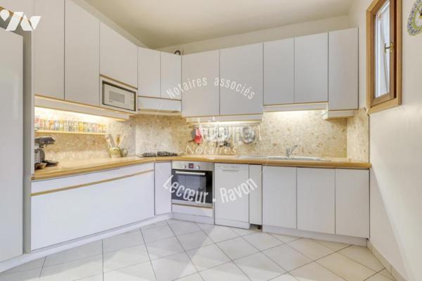 Local professionnel de 335 m2 et maison familiale sur un terrain de 950 m2 parc de Maisons Laffitte 