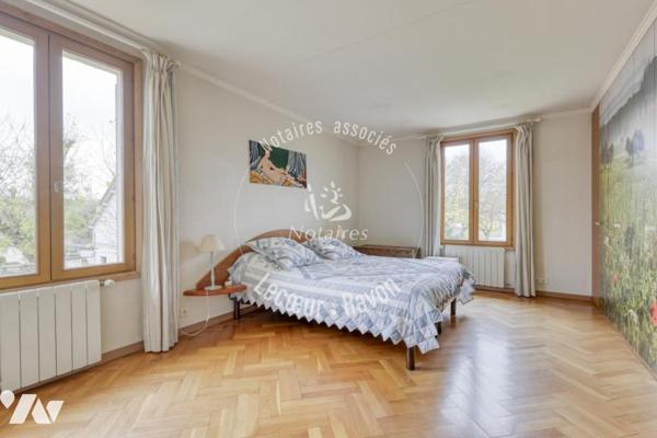 Local professionnel de 335 m2 et maison familiale sur un terrain de 950 m2 parc de Maisons Laffitte 