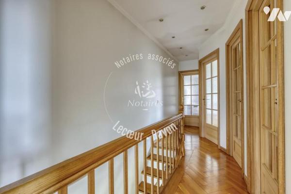 Local professionnel de 335 m2 et maison familiale sur un terrain de 950 m2 parc de Maisons Laffitte 