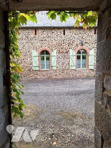 A Vendre, à ST HILAIRE DU MAINE (53380). Dans Hameau, une maison à usage d'habitation, comprena...
