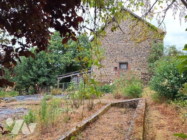A Vendre, à ST HILAIRE DU MAINE (53380). Dans Hameau, une maison à usage d'habitation, comprena...