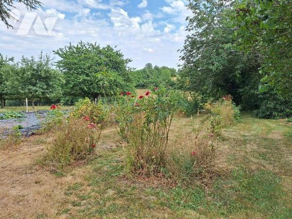 A Vendre, à ST HILAIRE DU MAINE (53380). Dans Hameau, une maison à usage d'habitation, comprena...
