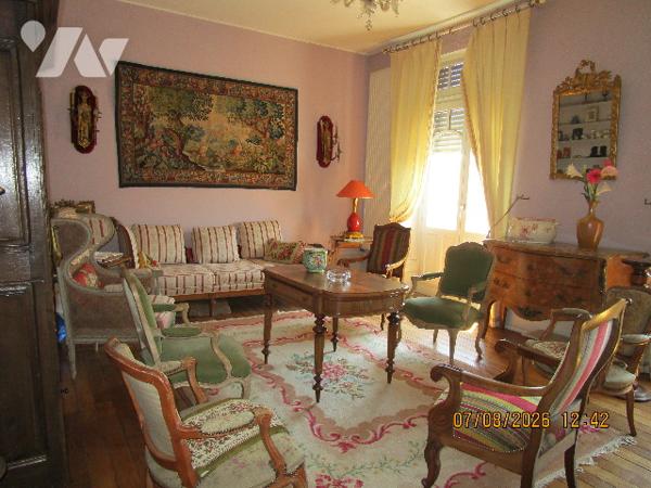 Centre ville : Appartement situé au 1er étage de type 5 avec cuisine équipée ; cave ,garage, séchoir