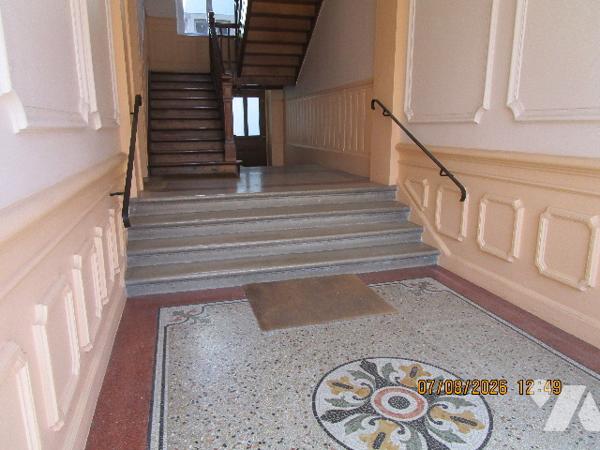 Centre ville : Appartement situé au 1er étage de type 5 avec cuisine équipée ; cave ,garage, séchoir