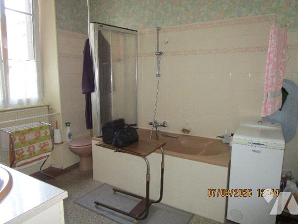 Centre ville : Appartement situé au 1er étage de type 5 avec cuisine équipée ; cave ,garage, séchoir