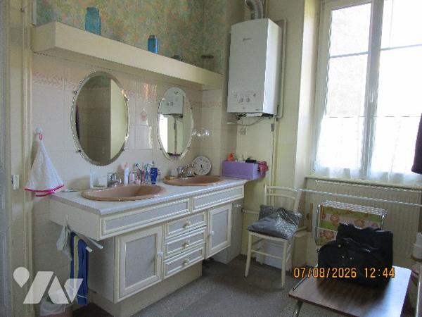 Centre ville : Appartement situé au 1er étage de type 5 avec cuisine équipée ; cave ,garage, séchoir
