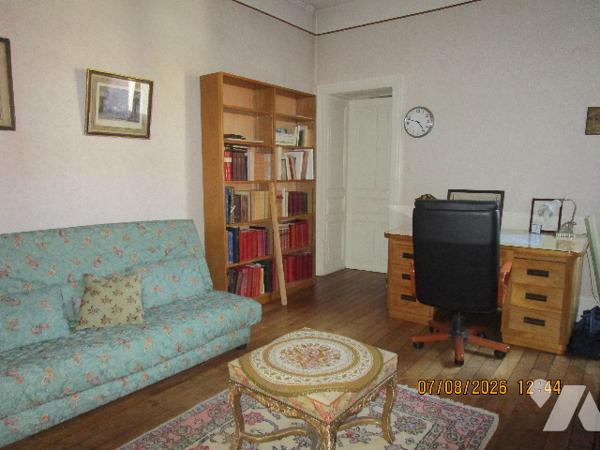 Centre ville : Appartement situé au 1er étage de type 5 avec cuisine équipée ; cave ,garage, séchoir