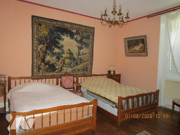 Centre ville : Appartement situé au 1er étage de type 5 avec cuisine équipée ; cave ,garage, séchoir
