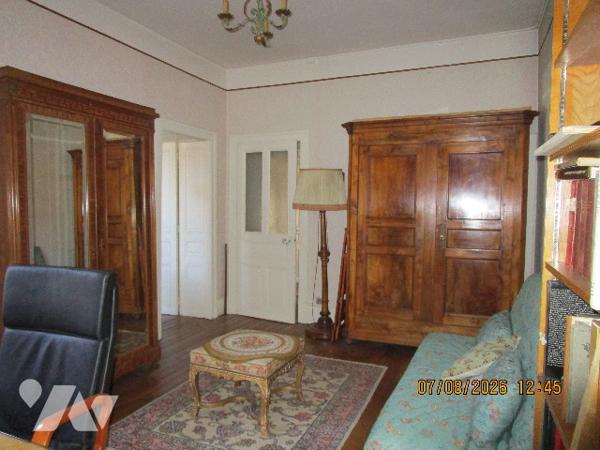 Centre ville : Appartement situé au 1er étage de type 5 avec cuisine équipée ; cave ,garage, séchoir