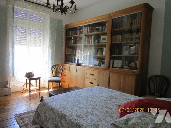 Centre ville : Appartement situé au 1er étage de type 5 avec cuisine équipée ; cave ,garage, séchoir