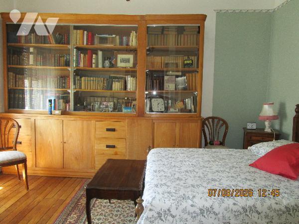 Centre ville : Appartement situé au 1er étage de type 5 avec cuisine équipée ; cave ,garage, séchoir