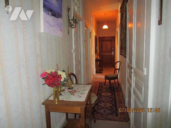 Centre ville : Appartement situé au 1er étage de type 5 avec cuisine équipée ; cave ,garage, séchoir